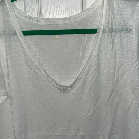 Lilly Pulitzer V-neck white extra large brand new style number 001504 - Picture 2 of 3